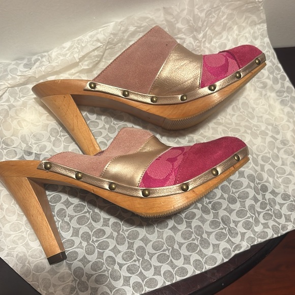 🌹BN Coach Mules/ Clogs 🌹 size 7! Fit best 6-7 in my opinion! - Picture 3 of 5